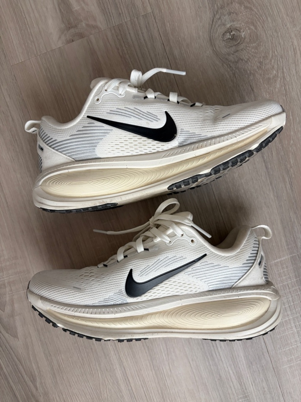 Nike Cream and Black Lightweight Run Sneakers